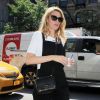 Blake Lively, surprise dans le quartier de Noho à New York, porte des lunettes Gucci, une salopette noire rag & bone (collection printemps-été 2014) sur un t-shirt blanc, et un sac Givenchy (modèle Pandora). Le 3 juin 2014.