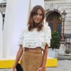 Alexa Chung arrive à la Royal Academy of Arts pour le vernissage de la Summer Exposition, habillée d'un top, d'une jupe (collection Métiers d'Art Paris-Dallas) et d'une pochette Chanel, et de bottines vernies noires. Londres, le 4 juin 2014.