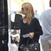 Heidi Klum arrive à l'hôtel Casa Del Mar à Santa Monica, tout de noir vêtue avec un sac Versace (modèle Large Signature) et des sandales Birkenstock. Le 5 juin 2014.
