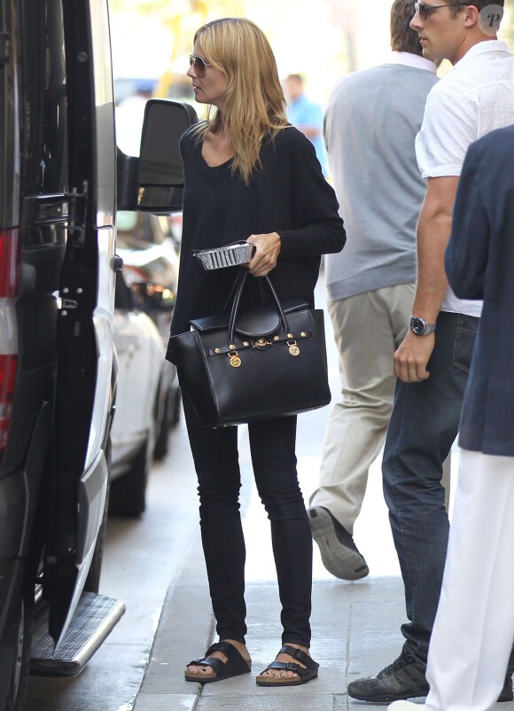 Heidi Klum arrive à l'hôtel Casa Del Mar à Santa Monica, tout de noir vêtue avec un sac Versace (modèle Large Signature) et des sandales Birkenstock. Le 5 juin 2014.
