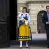 La princesse Madeleine de Suède, son mari Chris O'Neill et leur fille la princesse Leonore étaient chargés d'inaugurer la journée portes ouvertes du palais royal, à Stockholm, à l'occasion de la Fête nationale le 6 juin 2014. Il s'agissait par la même occasion de la présentation en chair et en os du bébé à ses compatriotes suédois.