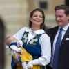 La princesse Madeleine de Suède, son mari Chris O'Neill et leur fille la princesse Leonore ont accueilli le public pour la journée portes ouvertes du palais royal, à Stockholm, à l'occasion de la Fête nationale le 6 juin 2014. Il s'agissait par la même occasion de la présentation en chair et en os du bébé à ses compatriotes suédois.
