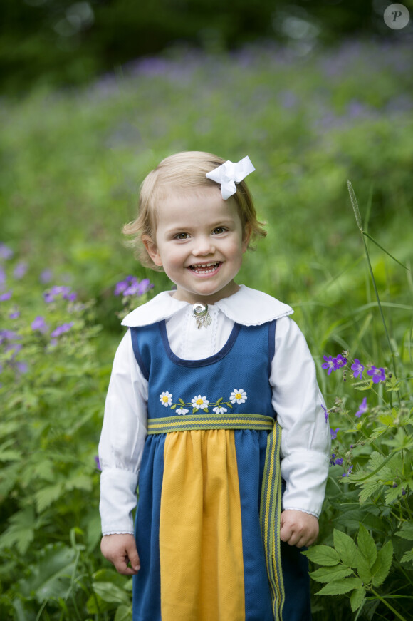 Estelle de Suède, 2 ans, en habit traditionnel dans une nouvelle photo officielle pour la Fête nationale 2014, le 6 juin.