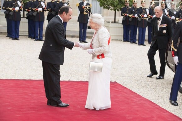 François Hollande, la reine Elisabeth II d'Angleterre et le prince Philip, duc d'Edimbourg lors du banquet à l'Elysée donné en l'honneur de la reine Elizabeth II, Paris, le 6 juin 2014.