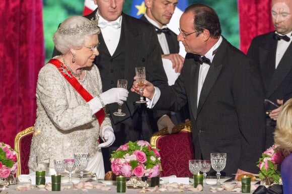 Elizabeth II et François Hollande trinquent lors du banquet à l'Elysée donné en l'honneur de la reine Elizabeth II, Paris, le 6 juin 2014.