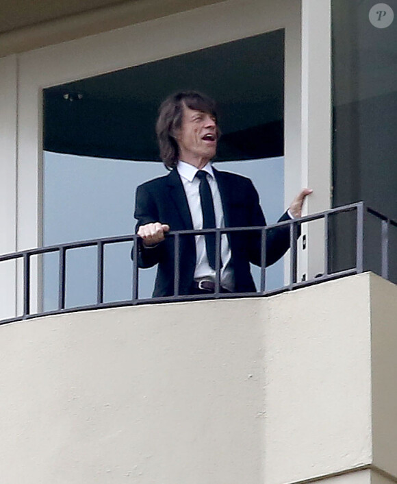 Mick Jagger sur le balcon de son hôtel à Los Angeles le 25 mars 2014