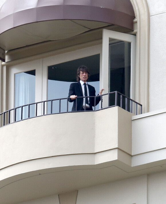 Le chanteur des Rolling Stones Mick Jagger sur le balcon de son hôtel à Los Angeles le 25 mars 2014 après l'enterrement de L'Wren Scott