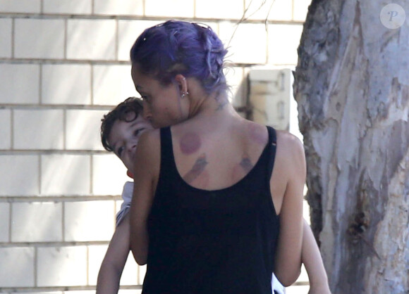 Exclusif - Nicole Richie emmène ses enfants Harlow et Sparrow dans une salle de gym à Los Angeles le 2 juin 2014.  Exclusive - For Germany call for price - Socialite Nicole Richie looking extremely skinny while at the Jag Gym with her kids Harlow and Sparrow Madden in Los Angeles, California on June 2, 2014. Rumors have it that Nicole will only eat organic vegetables and eggs from their backyard garden. Her extreme weight loss and overall look is putting stress on her marriage to Joel Madden.02/06/2014 - Los Angeles