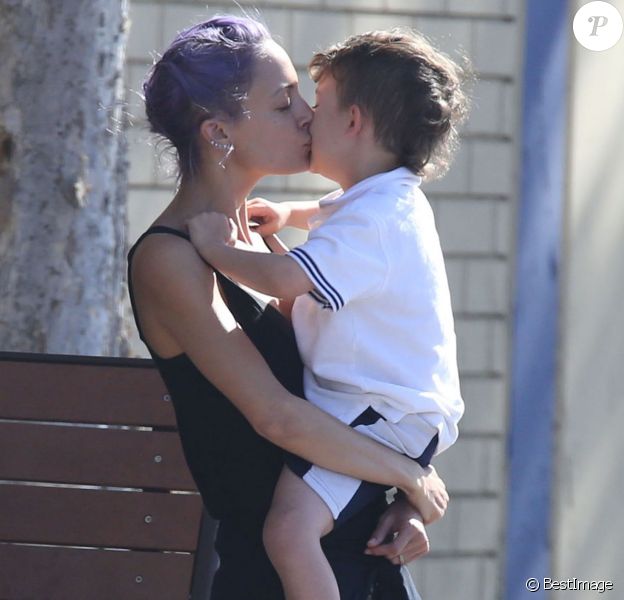 Exclusif - Moment de tendressse entre Nicole Richie et son fils Sparrow à Los Angeles le 2 juin 2014