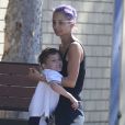 Exclusif - Moment de tendressse entre Nicole Richie et son fils Sparrow à Los Angeles le 2 juin 2014