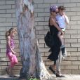 Exclusif - Nicole Richie emmène ses enfants Harlow et Sparrow dans une salle de gym à Los Angeles le 2 juin 2014.