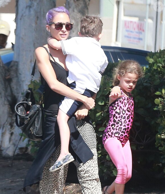 Exclusif - Nicole Richie en compagnie de ses enfants Harlow et Sparrow dans une salle de gym à Los Angeles le 2 juin 2014.