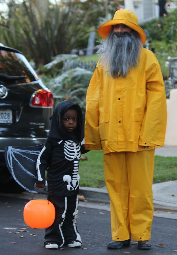 Sandra Bullock et son fils Louis font la chasse aux bonbons pour Halloween à Los Angeles, le 31 octobre 2013.