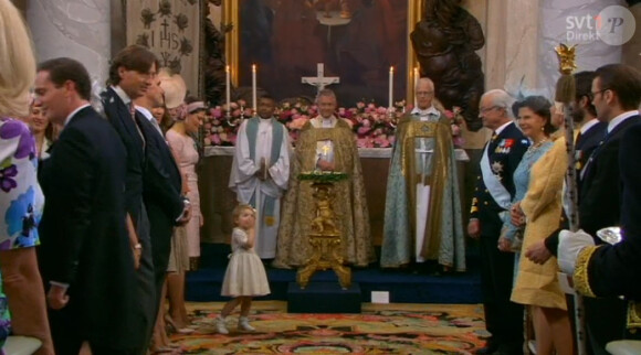 La princesse Estelle de Suède aimantait les regards lors de la cérémonie du baptême de sa cousine la princesse Leonore, le 8 juin 2014 en la chapelle royale du palais Drottningholm à Stockholm.