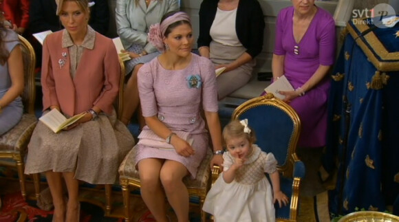 La princesse Estelle de Suède était à côté de sa maman Victoria pendant la cérémonie du baptême de sa cousine la princesse Leonore, le 8 juin 2014 en la chapelle royale du palais Drottningholm à Stockholm.