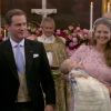 Chris O'Neill et la princesse Madeleine de Suède quittent la chapelle royale avec leur fille Leonore après son baptême, le 8 juin 2014 à Stockholm. Derrière, la princesse Estelle est déjà debout et prête pour la suite !