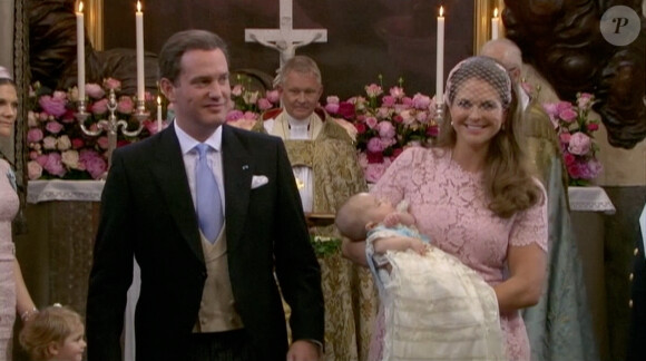 Chris O'Neill et la princesse Madeleine de Suède quittent la chapelle royale avec leur fille Leonore après son baptême, le 8 juin 2014 à Stockholm. Derrière, la princesse Estelle est déjà debout et prête pour la suite !