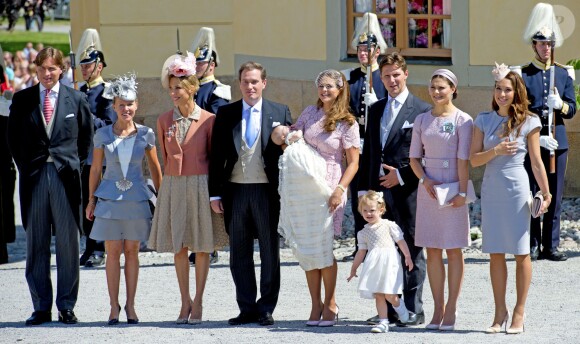 La princesse Estelle de Suède lors de la séance photo des parrains et marraines à la sortie de la chapelle royale après le baptême de la princesse Leonore à Stockholm le 8 juin 2014.