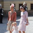 La princesse Estelle de Suède entre Tatjana D'Abo et sa mère la princesse Victoria à la sortie de la chapelle royale après le baptême de la princesse Leonore à Stockholm le 8 juin 2014.