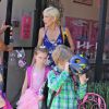 Tori Spelling et ses enfants Liam et Stella passent la journée au spa à Encino, le 8 juin 2014.