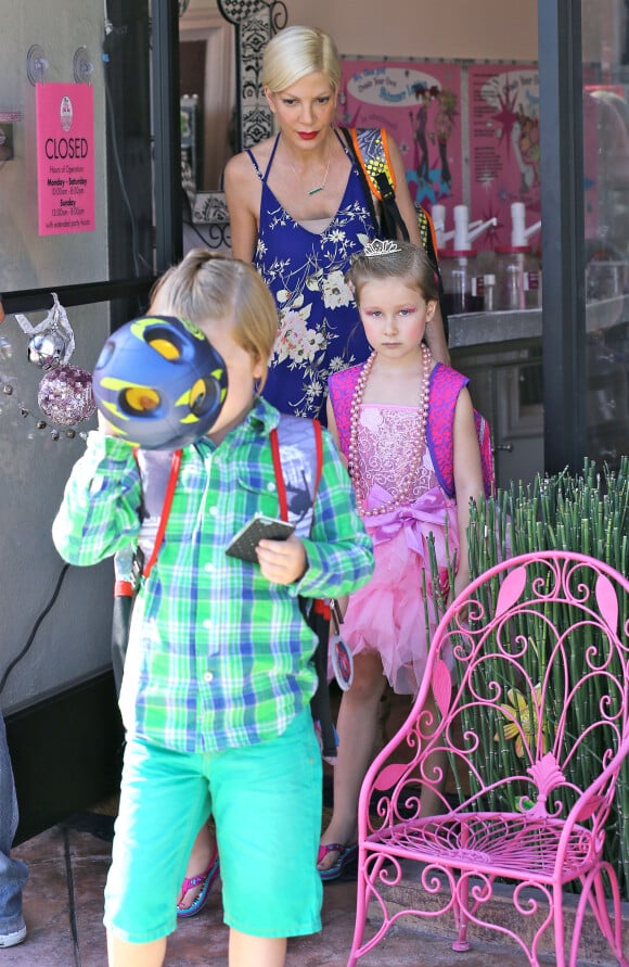 Tori Spelling et ses enfants Liam et Stella passent la journée au spa à Encino, le 8 juin 2014.