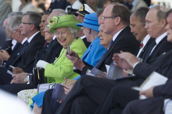 Barack Obama, la reine Elisabeth II d'Angleterre, la reine Margrethe de Danemark, le prince Albert II de Monaco et Vladimir Poutine lors de la cérémonie de commémoration du 70ème anniversaire du débarquement organisée sur la plage Sword Beach à Ouistreham, le 6 juin 2014.06/06/2014 - Ouistreham