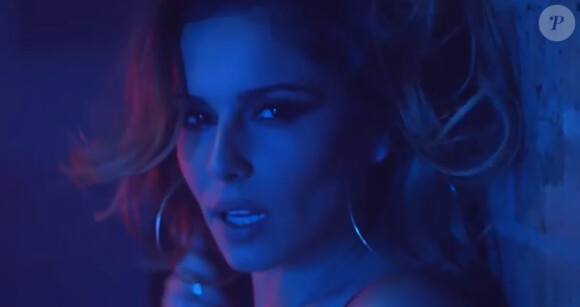 La chanteuse Cheryl Cole, incendiaire, dans son nouveau clip "Crazy Stupid Love", dévoilé le 9 juin 2014.