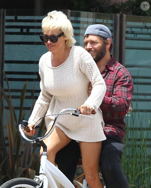 Pamela Anderson fait du vélo avec son mari dans les rues de Malibu, le 8 juin 2014. 