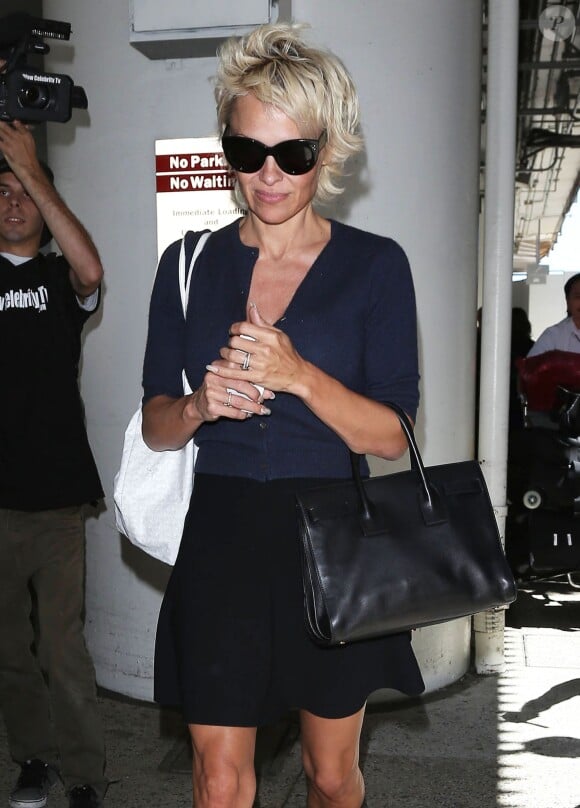 Pamela Anderson arrive à l'aéroport de Los Angeles, le 30 mai 2014.