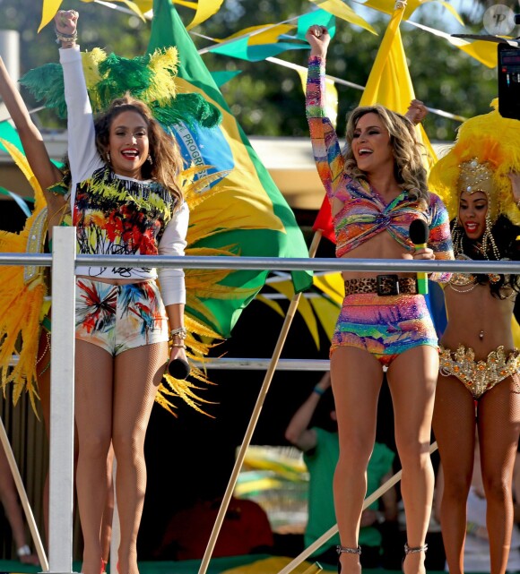 Jennifer Lopez, Pitbull, et Claudia Leitte sur le tournage d'un clip pour la "FIFA World Cup Brazil" à Fort Lauderdale, le 11 février 2014. 