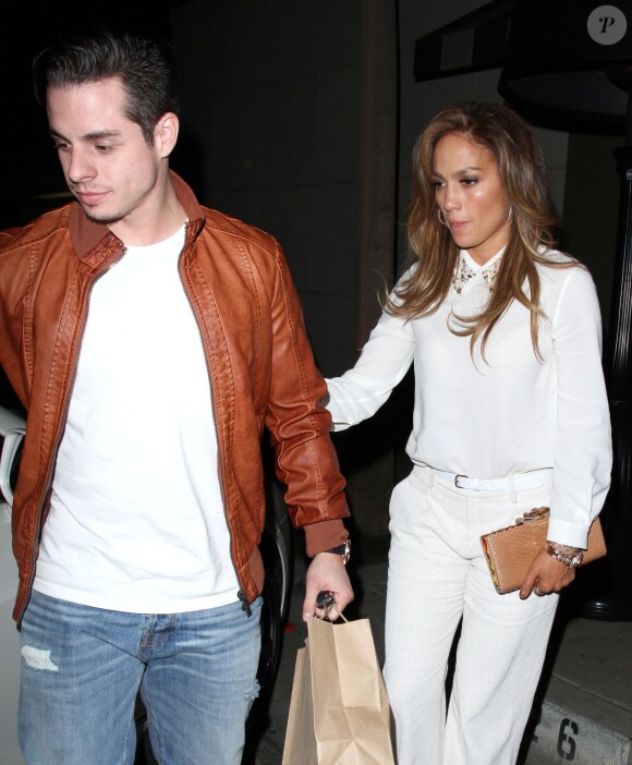 Exclusif - Jennifer Lopez et Casper Smart dinent au restaurant "Craig" à West Hollywood, le 17 décembre 2013.