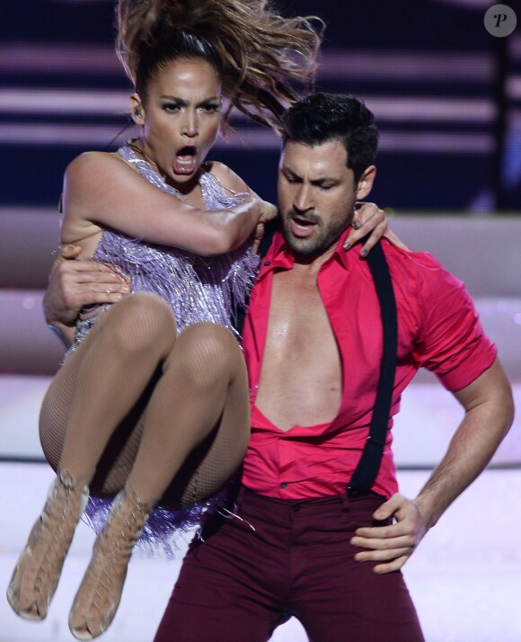 Jennifer Lopez et Maksim Chmerkovskiy lors des American Music Awards au Nokia Theatre de Los Angeles, le 24 novembre 2013.