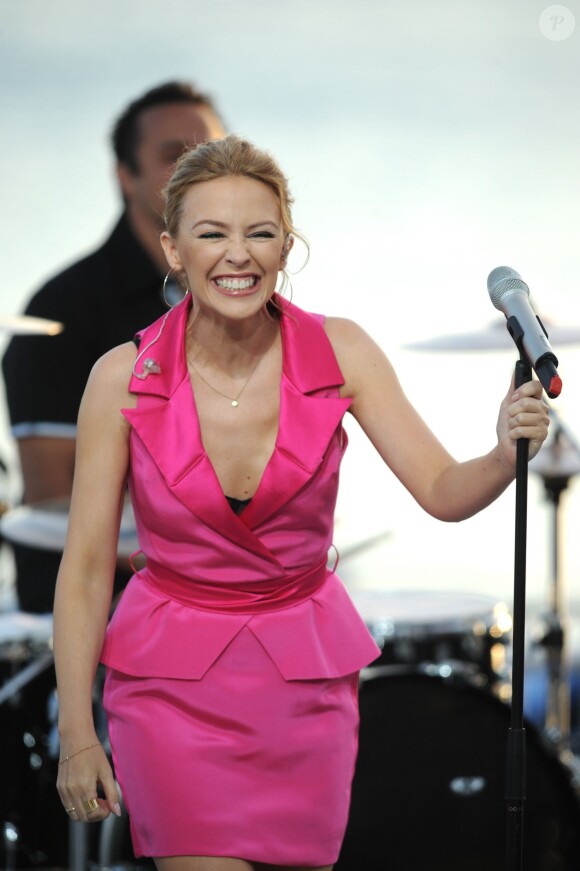 Kylie Minogue en live dans "Le Grand Journal" durant le Festival de Cannes, le 20 mai 2014.