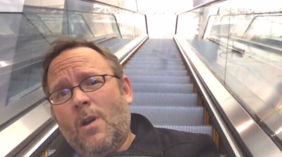 Richard Dunn, coincé à l'aéroport de Las Vegas, dans son clip parodiant All by myself