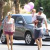 Chris Hemsworth avec sa fille India et leur fille India  à Malibu, le 10 avril 2014
