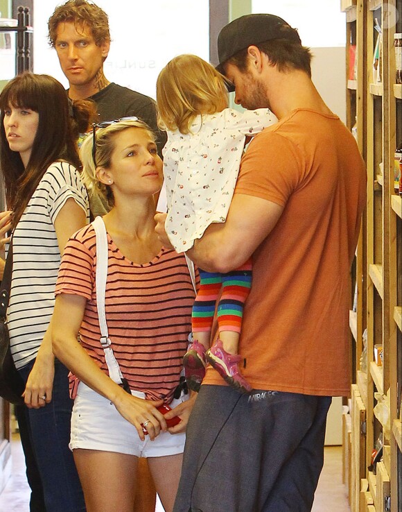 Elsa Pataky et Chris Hemsworth se baladent avec leur fille India (mais sans leurs jumeaux récemment venus au monde), à Malibu, Los Angeles, le 9 avril 2014.