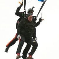 George Bush père : 'Euphorique' pour ses 90 ans, il s'offre un saut en parachute