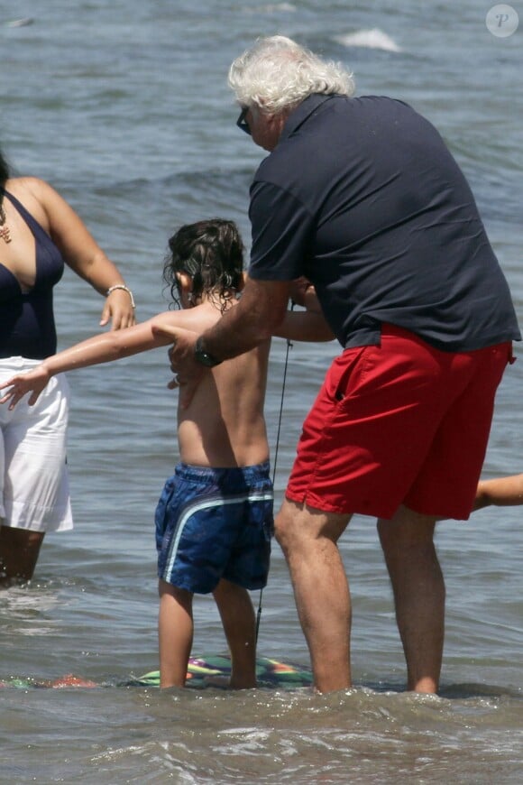 Flavio Briatore et son fils Nathan Falco profitent du soleil sur les plages de Marina Di Pietrasanta, le 4 juin 2014