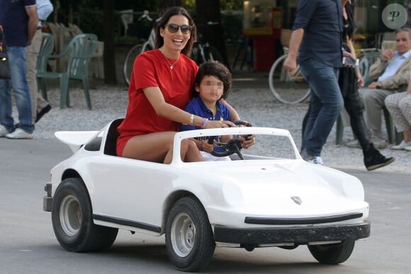 Elisabetta Gregoraci, épouse de Flavio Briatore, en pleine initiation à la conduite avec leur fils Nathan Falco dans les rues de Marina di Pietrasanta, le 7 juin 2014