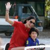 Elisabetta Gregoraci, épouse de Flavio Briatore, en pleine initiation à la conduite avec leur fils Nathan Falco dans les rues de Marina di Pietrasanta, le 7 juin 2014