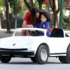 Elisabetta Gregoraci, épouse de Flavio Briatore, en pleine initiation à la conduite avec leur fils Nathan Falco dans les rues de Marina di Pietrasanta, le 7 juin 2014