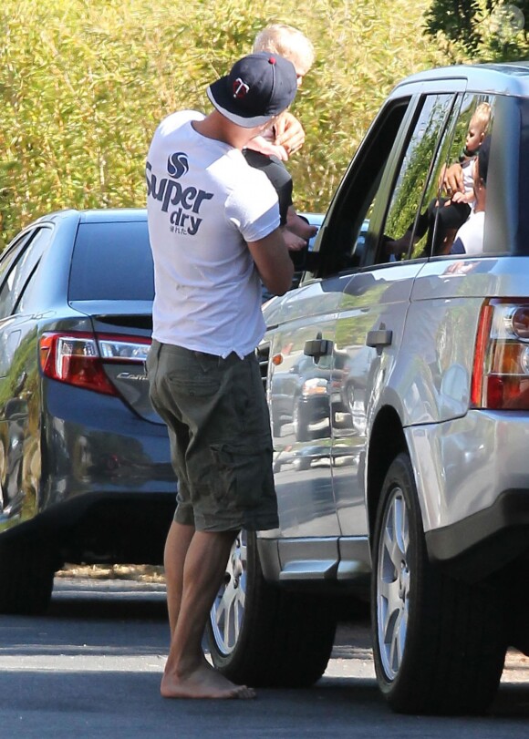 Exclusif - Josh Duhamel, pieds nus, avec son fils Axl à Brentwood, le 12 juin 2014. 