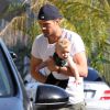 Exclusif - Josh Duhamel, pieds nus, sort de chez lui avec son fils Axl pour discuter avec un ami à Brentwood, le 12 juin 2014. 