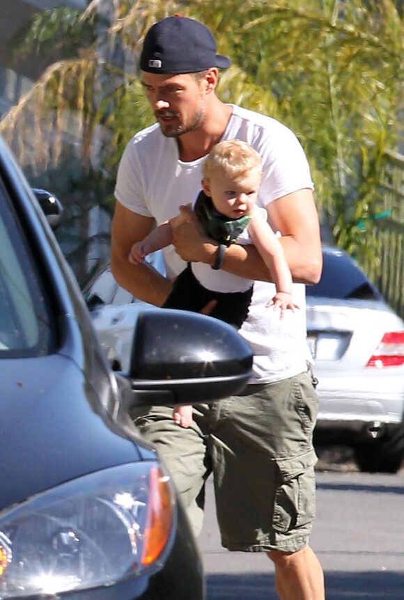 Exclusif - Josh Duhamel, pieds nus, sort de chez lui avec son fils Axl pour discuter avec un ami à Brentwood, le 12 juin 2014. 