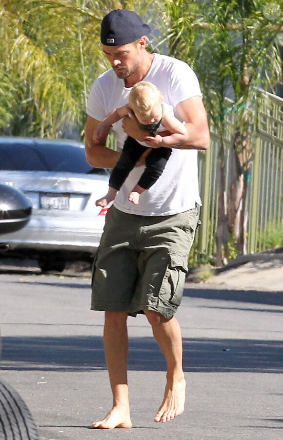 Exclusif - Josh Duhamel, en compagnie son fils Axl dans le quartier de Brentwood, le 12 juin 2014. 