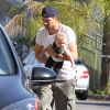 Exclusif - Josh Duhamel, pieds nus, sort de chez lui avec son fils Axl pour discuter avec un ami à Brentwood, le 12 juin 2014.