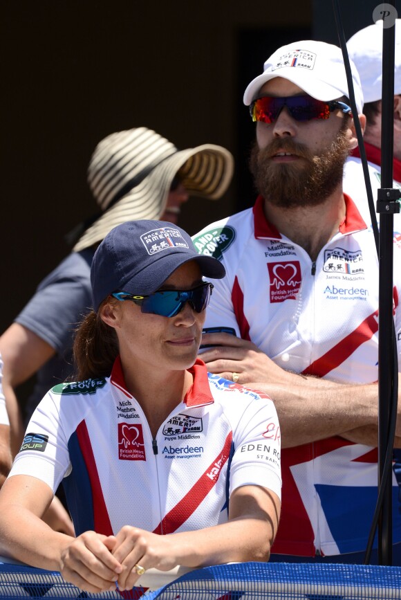 Pippa Middleton et son frère James lors du départ de l'équipe de la Michael Matthews Foundation pour la 33e Race to America, le 14 juin 2014 à Oceanside, San Diego (Californie). Le début d'un périple extrême de près de 5 000 km en huit jours, que seuls les plus costauds peuvent réussir à accomplir.