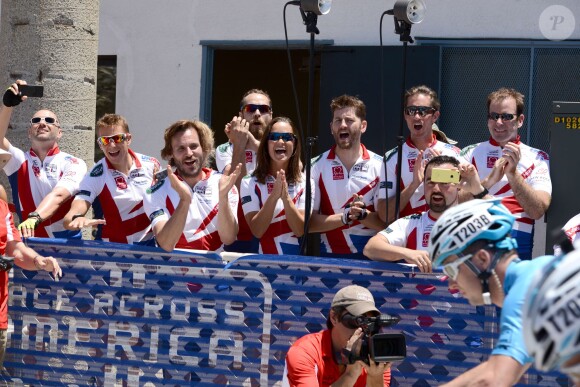 Pippa Middleton et son frère James lors du départ de l'équipe de la Michael Matthews Foundation pour la 33e Race to America, le 14 juin 2014 à Oceanside, San Diego (Californie). Le début d'un périple extrême de près de 5 000 km en huit jours, que seuls les plus costauds peuvent réussir à accomplir.