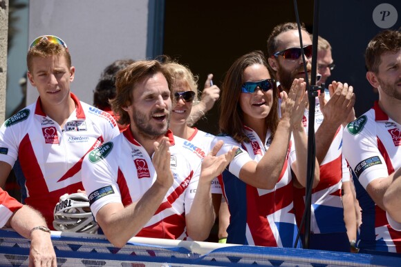 Pippa Middleton et son frère James lors du départ de l'équipe de la Michael Matthews Foundation pour la 33e Race to America, le 14 juin 2014 à Oceanside, San Diego (Californie). Le début d'un périple extrême de près de 5 000 km en huit jours, que seuls les plus costauds peuvent réussir à accomplir.