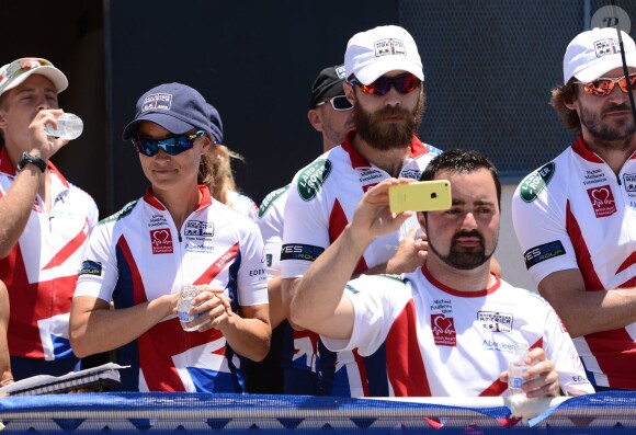 Pippa Middleton et son frère James lors du départ de l'équipe de la Michael Matthews Foundation pour la 33e Race to America, le 14 juin 2014 à Oceanside, San Diego (Californie). Le début d'un périple extrême de près de 5 000 km en huit jours, que seuls les plus costauds peuvent réussir à accomplir.
